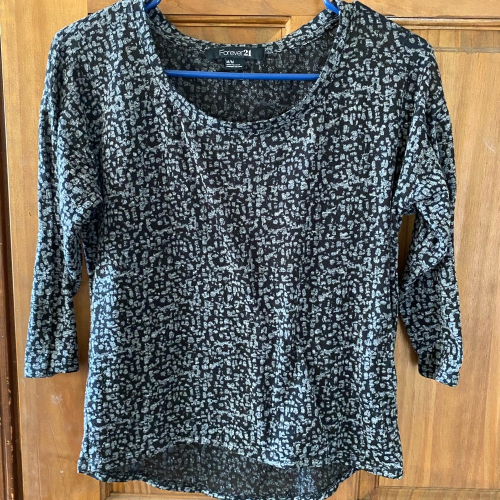 3/4 sleeve gray and black top
